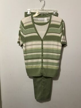 Vintage Alfred Dunner 2-Piece Set Sage Green **Pants Size  8 / Top Medium